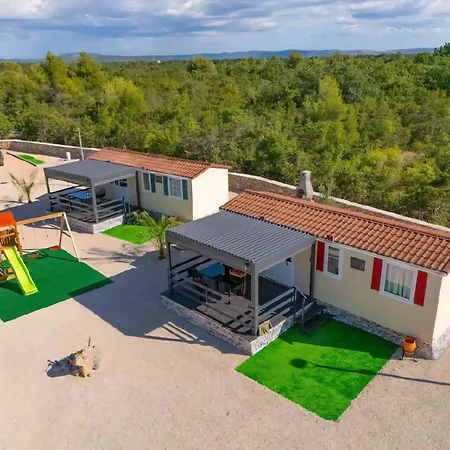 Auto-kamp Dvije Suze 1 假日公园 *