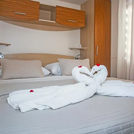 Auto-kamp Dvije Suze 1 *