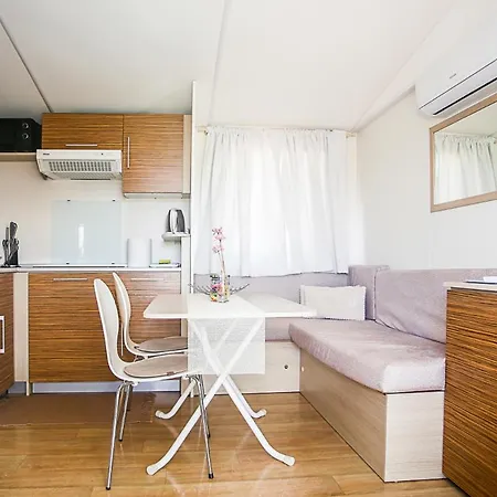 Auto-kamp Dvije Suze 1 假日公园 *